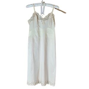 Vintage Vanity Fair beige full slip Anti-cling Size 34 Long